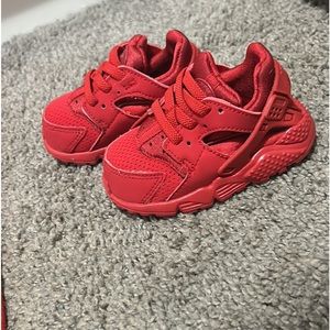 Size 4c nike huarache run casual shoes. used
